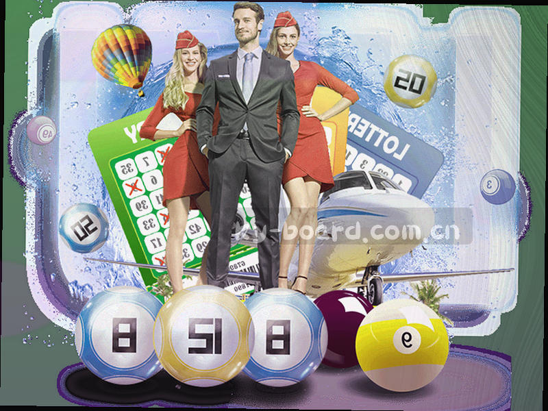 俯拍棋牌桌面，筹码与记录笔在暖光下